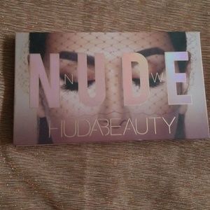 SOLD Huda Beauty Nude palette